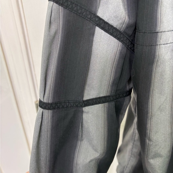 Lululemon Women's Black Grey Striped Hoodie Jacket Size Med. Practically New! - Picture 5 of 7